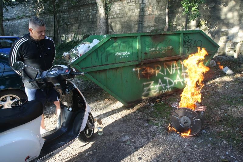 Zacetnici inicijative vracanja imena Kalelarga Sirokoj ulici spalili su sve prikupljene potpise gradjana nakon sto nisu naisli na razumijevanje gradskih vlasti. Photo: Dino Stanin/PIXSELL Zacetnici inicijative vracanja imena Kalelarga Sirokoj ulici spalili su sve prikupljene potpise gradjana nakon sto nisu naisli na razumijevanje gradskih vlasti. Photo: Dino Stanin/PIXSELL
