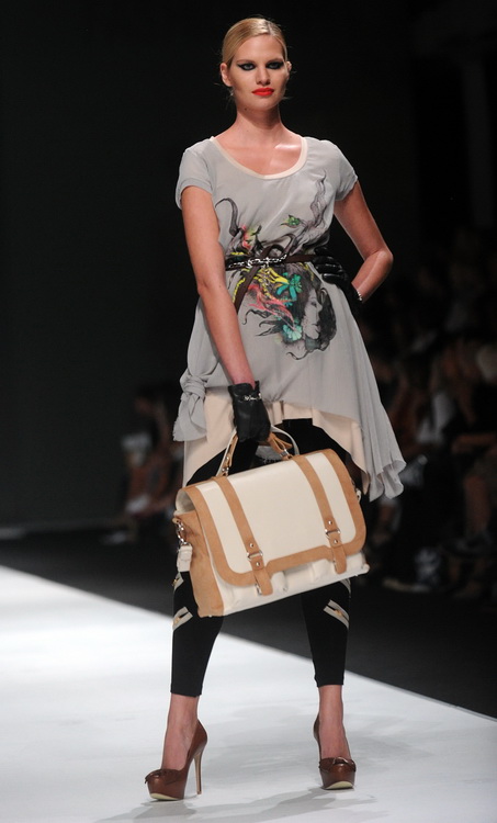 Zagreb, 290911.
Velesajam, paviljon 5.
Modne revije i poznati na Dove Fashion.hr proljece ljeto 2012. Prvi dan su izlagali kreatori Ivica Skoko, Martina Felja, AMDS by ALDUK i IK STUDIO.
Na slici: kreacije AMDS by ALDUK
Foto: Srdjan Vrancic / CROPIX Zagreb, 290911.
Velesajam, paviljon 5.
Modne revije i poznati na Dove Fashion.hr proljece ljeto 2012. Prvi dan su izlagali kreatori Ivica Skoko, Martina Felja, AMDS by ALDUK i IK STUDIO.
Na slici: kreacije AMDS by ALDUK
Foto: Srdjan Vrancic / CROPIX