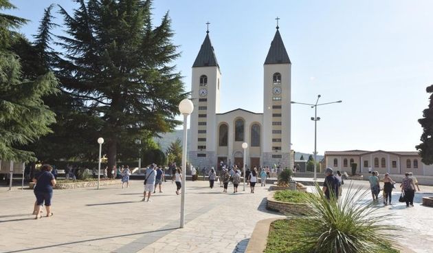 Medjugorje, jedno od najvecih svetista prepuno je gostiju iz cijeloga svijeta koji uz molitvu obilaze crkvu te mjesto ukazanja Blazene Djevice Marije
