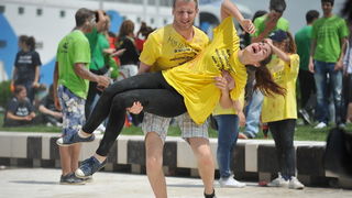 Zadar, 170513. 
Danas su se ucenici zavrsnih razreda zadarskih srednjih skola oprostili od skolskih klupa tradicionalnom Norijadom. 
Uz neizostavni alkohol, pjesmu i prosipanje brasna i jaja po centru grada, nakratko su privukli pozornost prolaznika na se