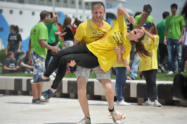 Zadar, 170513. 
Danas su se ucenici zavrsnih razreda zadarskih srednjih skola oprostili od skolskih klupa tradicionalnom Norijadom. 
Uz neizostavni alkohol, pjesmu i prosipanje brasna i jaja po centru grada, nakratko su privukli pozornost prolaznika na se