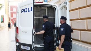 Privođenje muškarca osumnjičenog za bombaške napade na PU zadarsku Privođenje muškarca osumnjičenog za bombaške napade na PU zadarsku