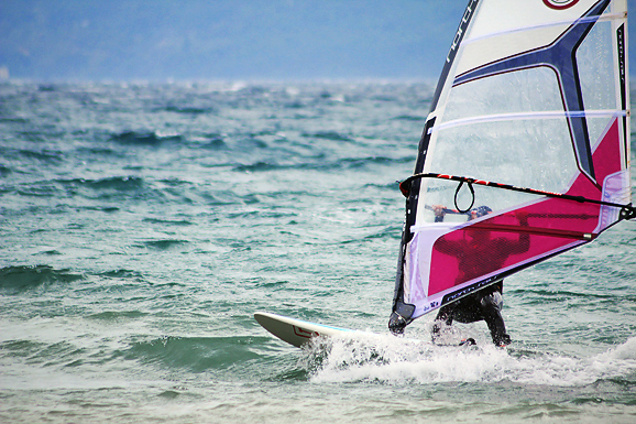 Windsurferi na Kolovarima, 11. travnja 2012. (foto:Saša Čuka) Windsurferi na Kolovarima, 11. travnja 2012. (foto:Saša Čuka)