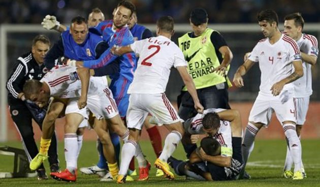 Srbija – Albanija / tuča na terenu, foto: twitter