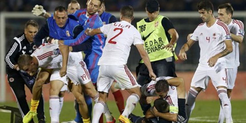 Srbija – Albanija / tuča na terenu, foto: twitter