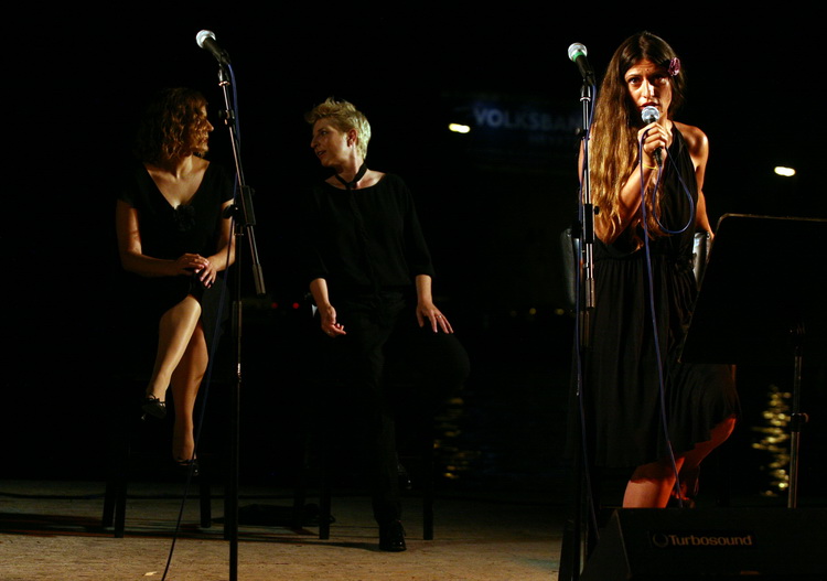 Zadar, 200811.
U Maraschino baru zapoceo je Nior festival. Festival je otvoren hrvatskom premijerom kratkometraznog filma ‘Mind Games’ redatelja Gavina Bonda. U filmu glume hrvatski top model Helena Sopar i Brian Geraghty (poznat po ulozi u Oscarom nagra Zadar, 200811.
U Maraschino baru zapoceo je Nior festival. Festival je otvoren hrvatskom premijerom kratkometraznog filma ‘Mind Games’ redatelja Gavina Bonda. U filmu glume hrvatski top model Helena Sopar i Brian Geraghty (poznat po ulozi u Oscarom nagra