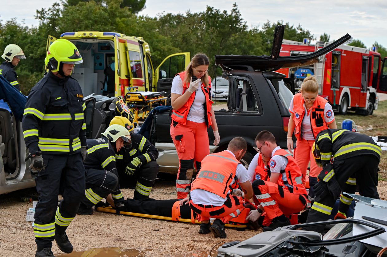 U Debeljaku održana pokazna vježba spašavanja u prometu U Debeljaku održana pokazna vježba spašavanja u prometu