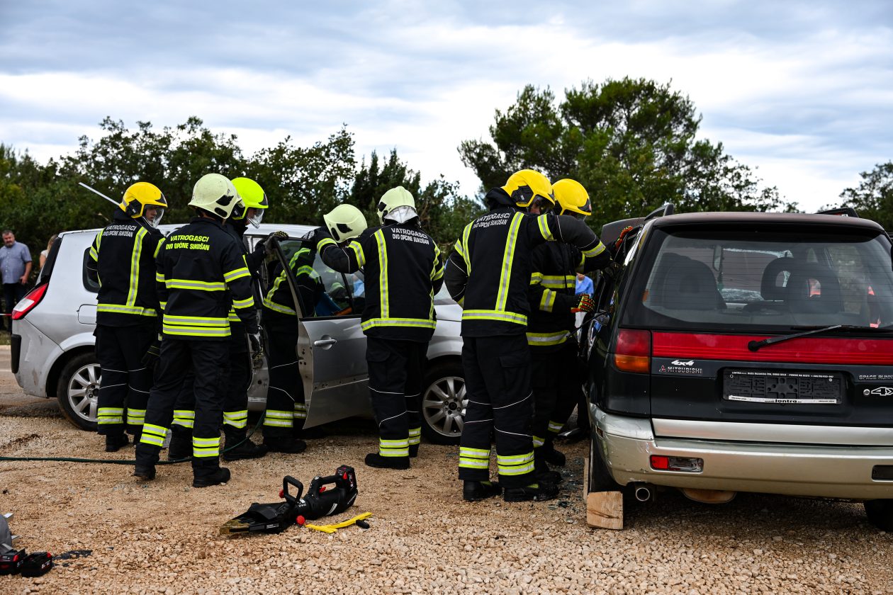 U Debeljaku održana pokazna vježba spašavanja u prometu U Debeljaku održana pokazna vježba spašavanja u prometu