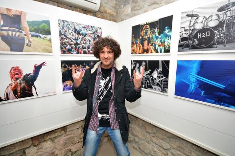 Poznati zadarski fotograf Stipe Surać predstavio je izložbu punk rock i heavy metal fotografije “Rock n’Roll deLuxe” by Stipe Surać