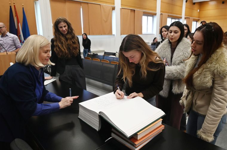 Na Sveučilištu u Zadru održana su predavanja „Prvi influencer na svijetu – Josip Franjo Mikulec“ i „Od predavaonice do međunarodnog tržišta“. Novi kampus, studenti Na Sveučilištu u Zadru održana su predavanja „Prvi influencer na svijetu – Josip Franjo Mikulec“ i „Od predavaonice do međunarodnog tržišta“. Novi kampus, studenti