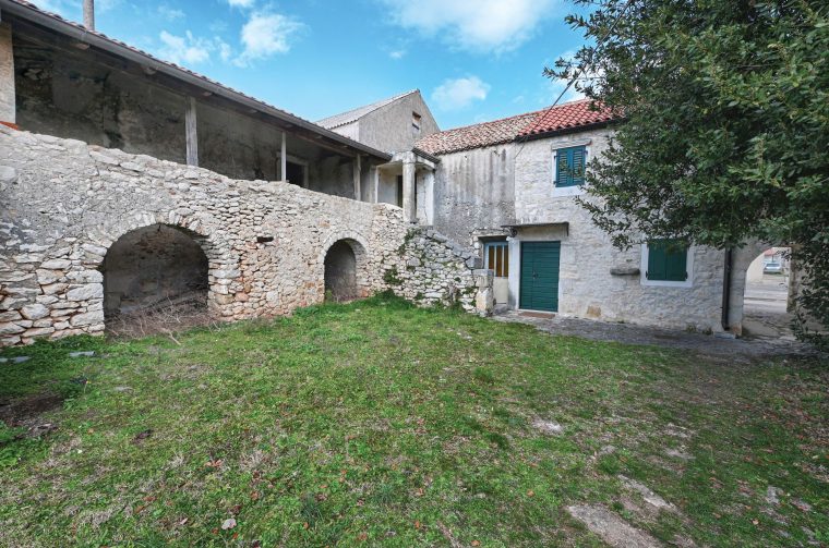 u izdanju Sveučilišta u Zadru i Društva za povjesnicu Zadarske nadbiskupije Zmajević objavljena je znanstvena monografija “Kožino – temeljne odrednice mjesnog identiteta: prostor, prošlost i jezična baština