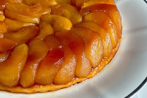 “Prevrnuta pita” – jednostavni kolač s jabukama i cimetom u francuskom stilu “Prevrnuta pita” – jednostavni kolač s jabukama i cimetom u francuskom stilu