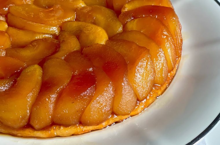 “Prevrnuta pita” – jednostavni kolač s jabukama i cimetom u francuskom stilu