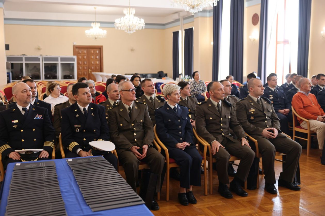 Svečana promocija časnika HVU „Dr. Franjo Tuđman“ i Hrvatskog ratnog zrakoplovstva Svečana promocija časnika HVU „Dr. Franjo Tuđman“ i Hrvatskog ratnog zrakoplovstva
