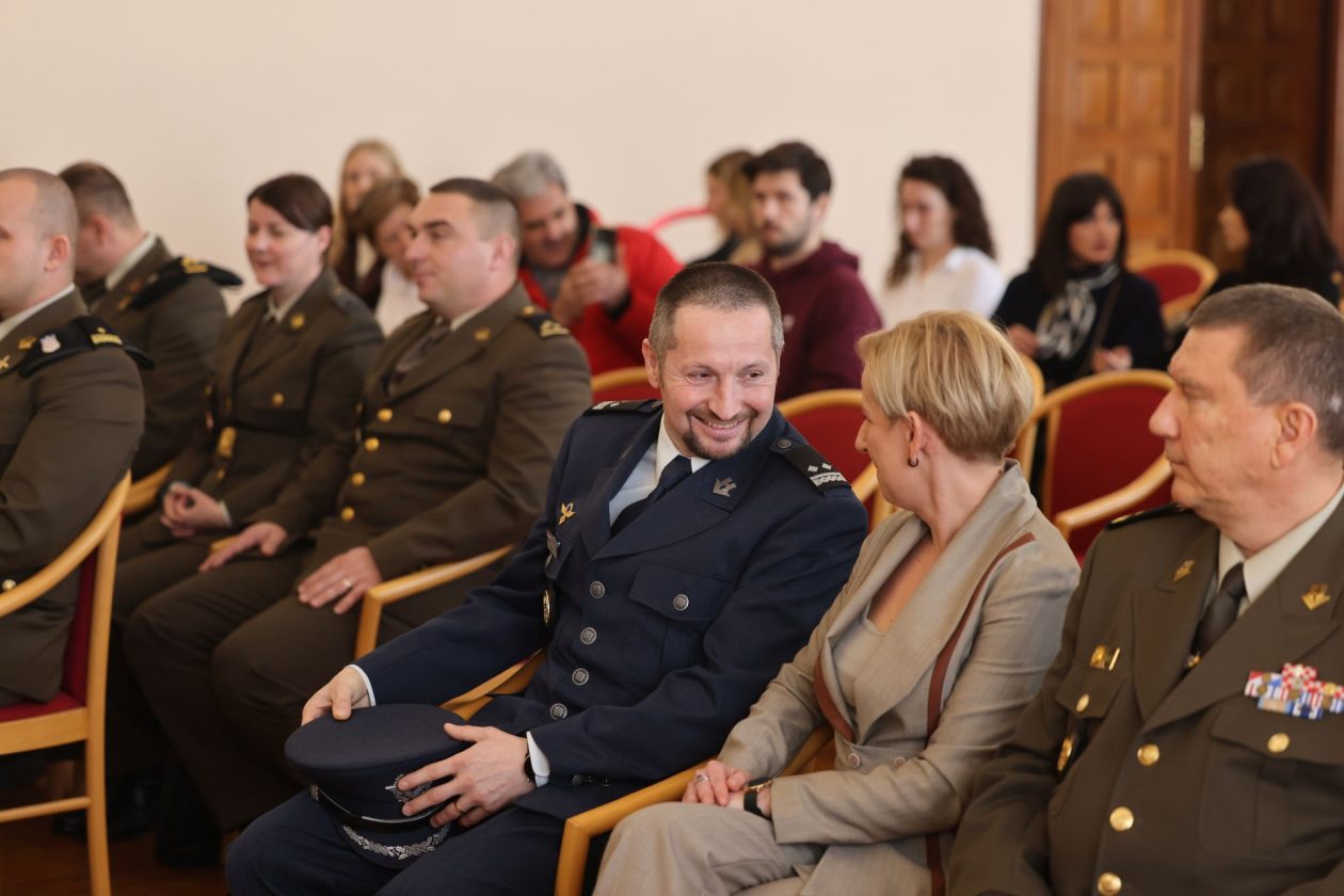 Svečana promocija časnika HVU „Dr. Franjo Tuđman“ i Hrvatskog ratnog zrakoplovstva Svečana promocija časnika HVU „Dr. Franjo Tuđman“ i Hrvatskog ratnog zrakoplovstva