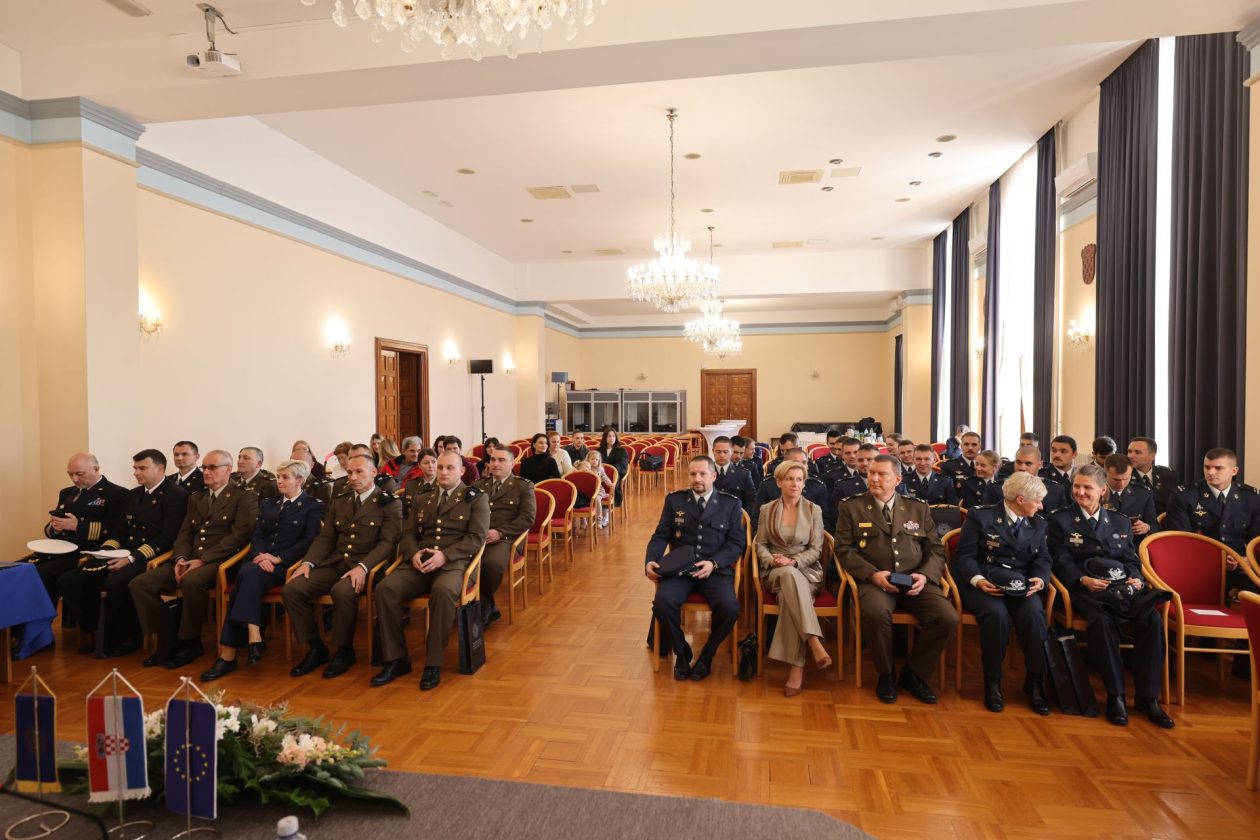 Svečana promocija časnika HVU „Dr. Franjo Tuđman“ i Hrvatskog ratnog zrakoplovstva Svečana promocija časnika HVU „Dr. Franjo Tuđman“ i Hrvatskog ratnog zrakoplovstva