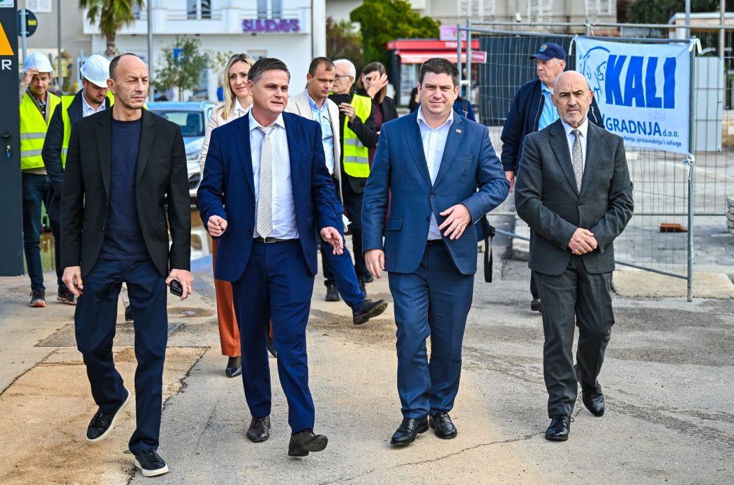 Potpredsjednik Vlade i ministar Butković obišao radove u luci Novalja Potpredsjednik Vlade i ministar Butković obišao radove u luci Novalja
