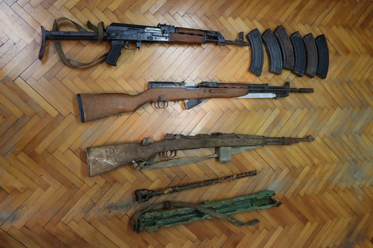 vojne puške, streljivo i eksploziv