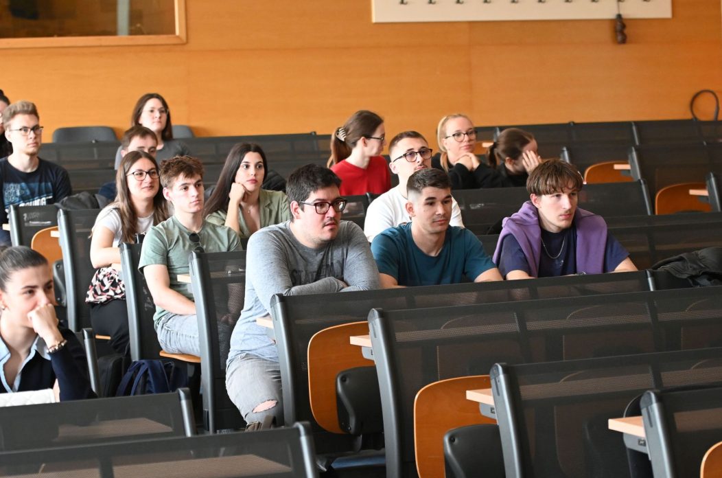 Marina Vidaković te viši sportski trener fitnessa i specijalist kondicijske pripreme Viktor Bogut na tribini „U zamci ekrana – tijelo, mozak i budućnost studenata“ novi kampus, studenti