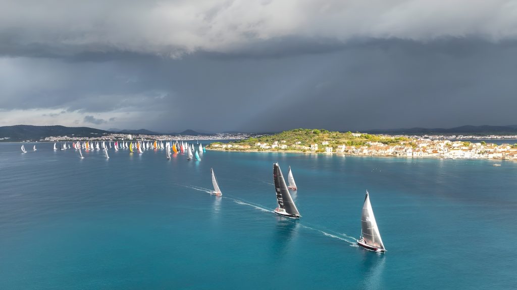 Starta 22. izdanje Jabuke: na kultnoj jadranskoj regati i Šime Fantela