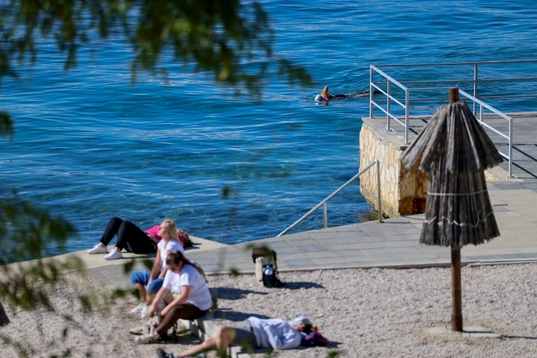 postsezona turizam turisti plaza kolovare suncanje