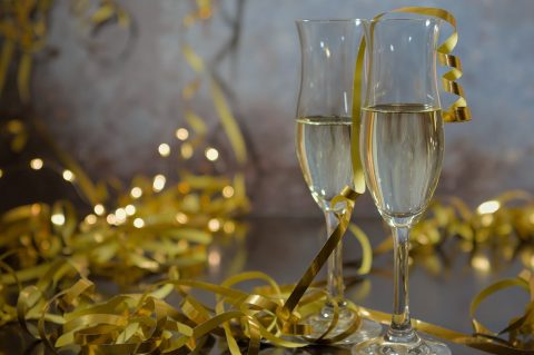 bozic ilustracija bozicni ukrasi advent blagdani ilistracija docek nove godine bozic kuglice jelka pokloni darovi