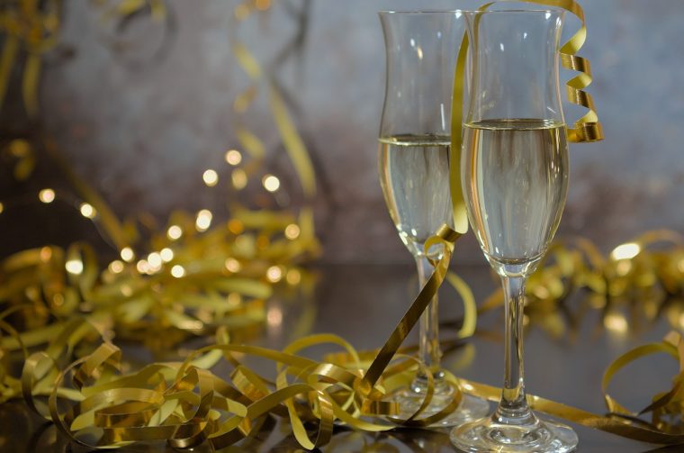 bozic ilustracija bozicni ukrasi advent blagdani ilistracija docek nove godine bozic kuglice jelka pokloni darovi bozic ilustracija bozicni ukrasi advent blagdani ilistracija docek nove godine bozic kuglice jelka pokloni darovi