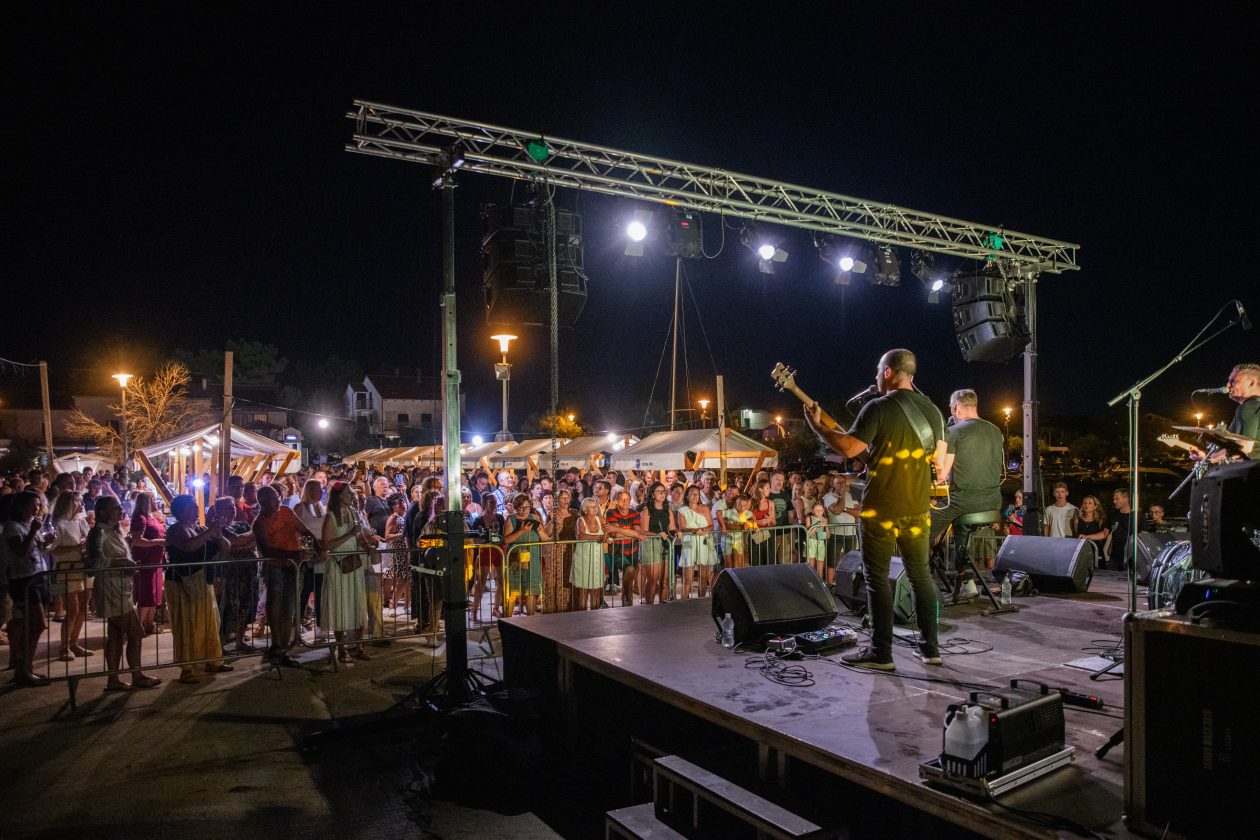 VRSI – 08.08.2025 – Gastro & Wine uz koncert Petra Dragojevića na Vrškoj rivi VRSI – 08.08.2025 – Gastro & Wine uz koncert Petra Dragojevića na Vrškoj rivi