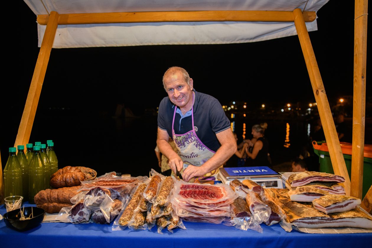 VRSI – 08.08.2025 – Gastro & Wine uz koncert Petra Dragojevića na Vrškoj rivi VRSI – 08.08.2025 – Gastro & Wine uz koncert Petra Dragojevića na Vrškoj rivi