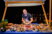 VRSI – 08.08.2025 – Gastro & Wine uz koncert Petra Dragojevića na Vrškoj rivi VRSI – 08.08.2025 – Gastro & Wine uz koncert Petra Dragojevića na Vrškoj rivi