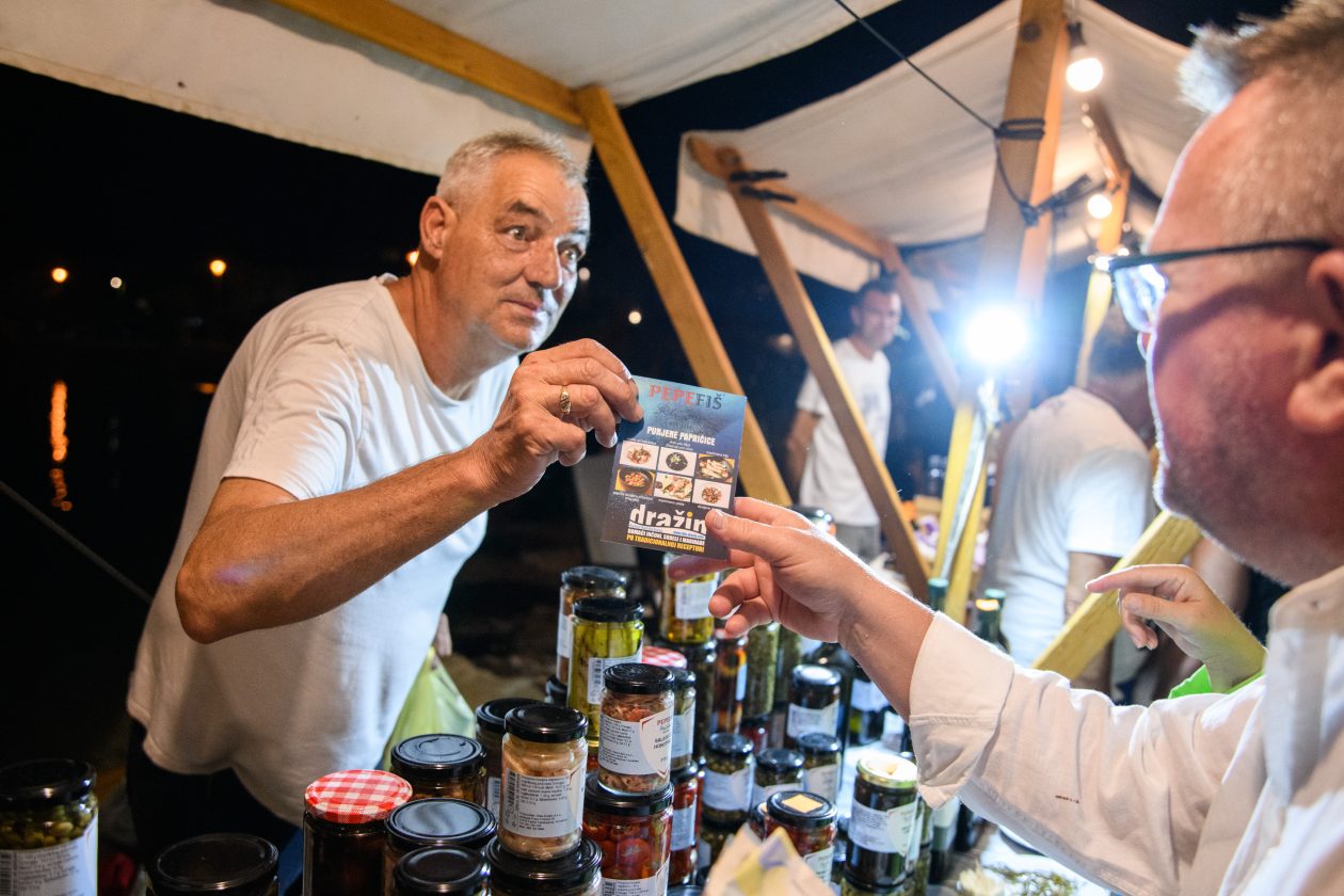 VRSI – 08.08.2025 – Gastro & Wine uz koncert Petra Dragojevića na Vrškoj rivi VRSI – 08.08.2025 – Gastro & Wine uz koncert Petra Dragojevića na Vrškoj rivi