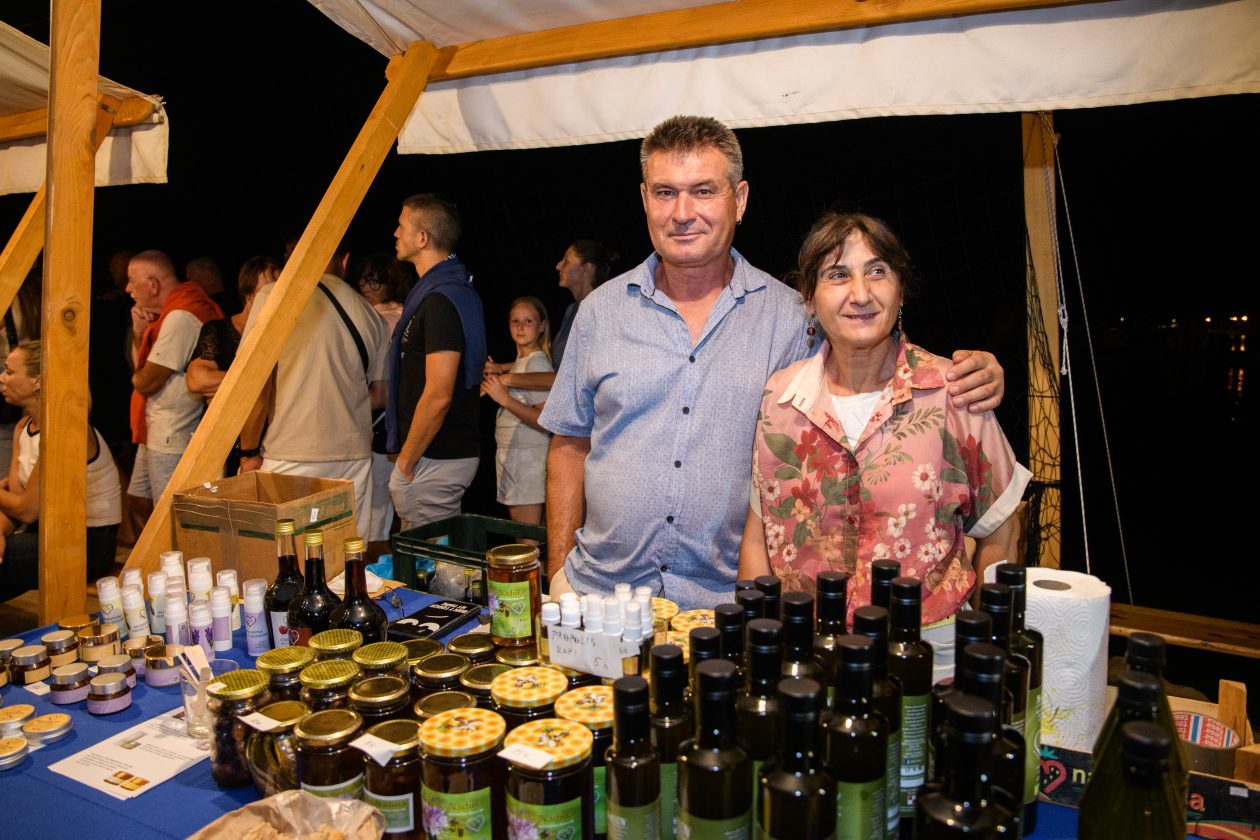 VRSI – 08.08.2025 – Gastro & Wine uz koncert Petra Dragojevića na Vrškoj rivi VRSI – 08.08.2025 – Gastro & Wine uz koncert Petra Dragojevića na Vrškoj rivi